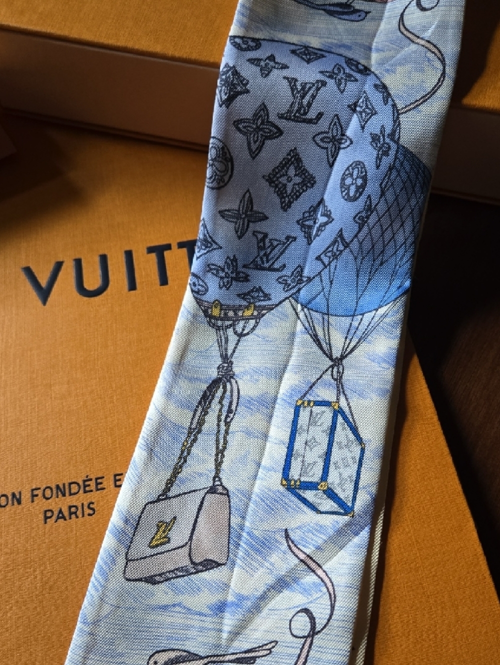 Louis Vuitton Silk Twilly Up And Away Bandeau Scarf Blue/Cream - Picture 7 of 7